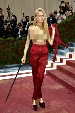 7 Gaya Seksi Cara Delevingne Jadi Manusia Emas di Met Gala, Tampil Topless