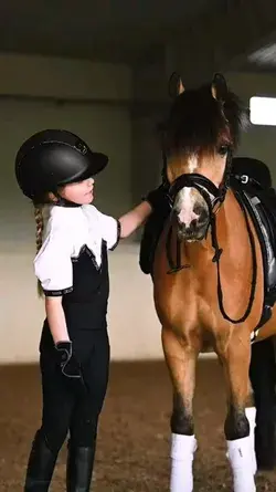 baby girl with horse 🐎😊😉