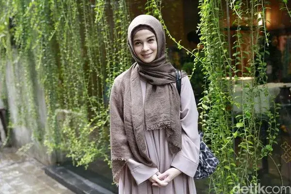 8 Foto Gaya Hijab Jihan Fahira yang Awet Muda di Usia 44 Tahun