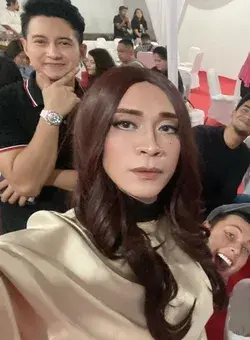 8 Foto Aming di Ultah Pernikahan Wendy Cagur, Tampil Seksi Berdandan Maksimal