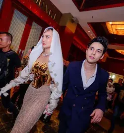 5 Potret Luna Maya dan Maxime Bouttier Mulai Go Public, Gandengan Tangan