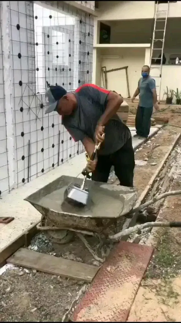 Spray concrete application made with hand machine