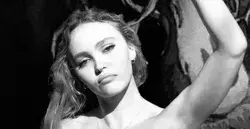 Lily-Rose Depp seins nus sur Instagram, elle répond à son “prince charmant” (vidéo)