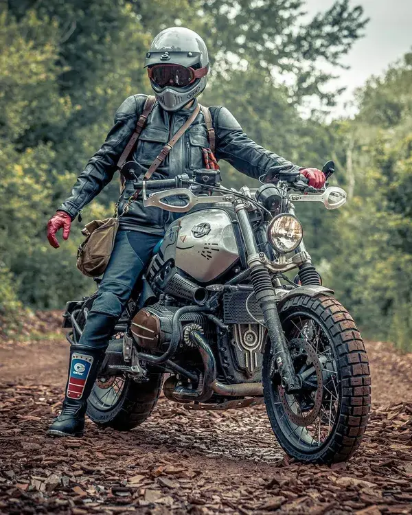 BMW R Nine T kicking up some dirt 🤘