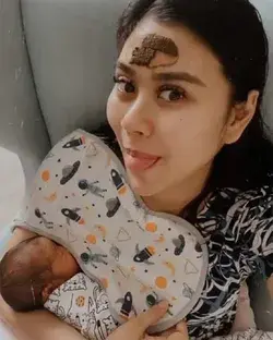 8 Potret Artis Pakai Pilis Usai Lahiran, Terbaru Ada Aurel Hermansyah