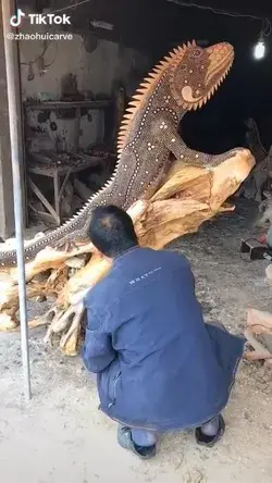 Wooden lizard