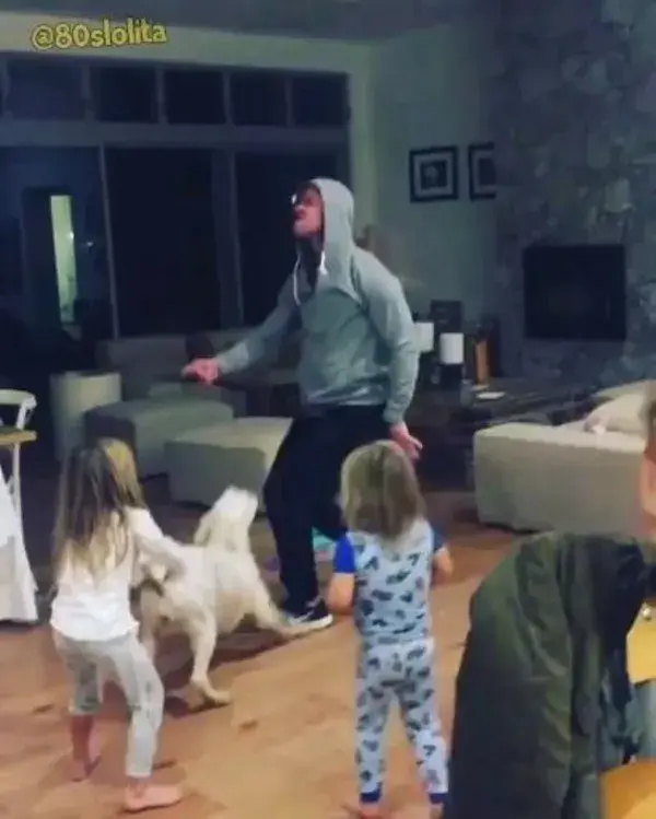 Chris Hemsworth being dady goals