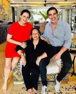 A beautiful pictures of Akshay Kumar with Mother and sister ❤️