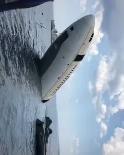 AIRPLANE SINKING ! 😱😱 - YouTube