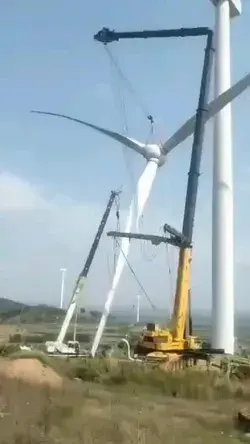 Accident in wind turbine installation... 😨👷🏻‍♀️👷🏻