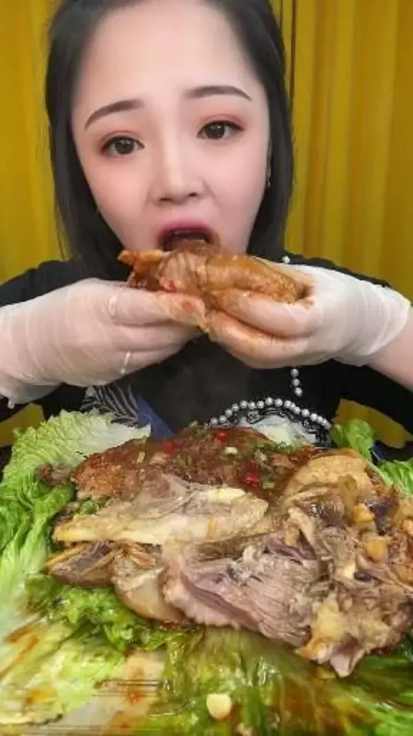 ASMR & MUKBANG