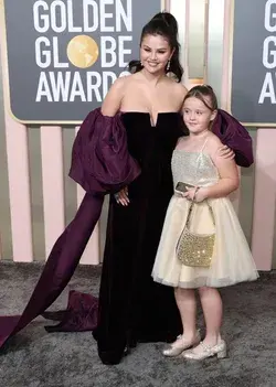 Selena Gomez e Gracie no tapete do "Golden Globe Awards 2023".