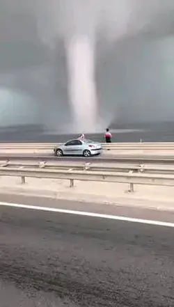 Omg!  Couples infront of tornado 😱