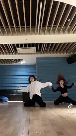 Itzychaeryeong and Yeji dancing