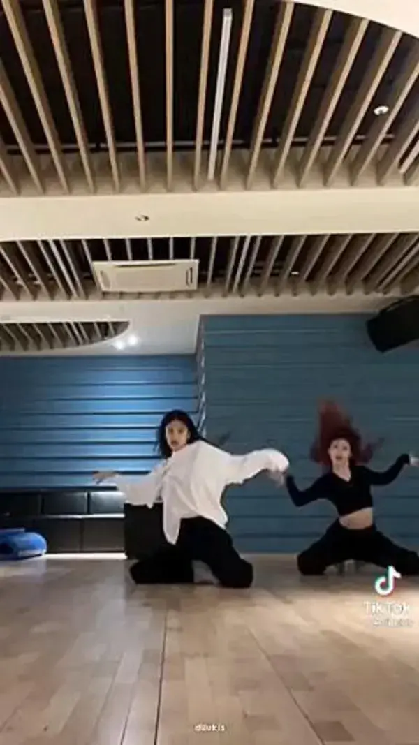 Itzychaeryeong and Yeji dancing