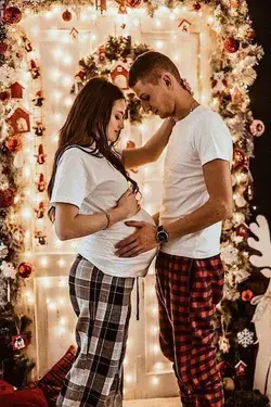 50+ Creative Christmas Maternity Photoshoot Ideas [2022] For Any Future Mom