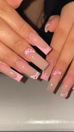 pink nails w flower detail🌸