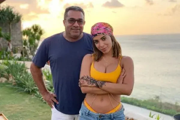 Pai de Anitta deixa recado para Pedro Scooby no Instagram e fãs vão à loucura