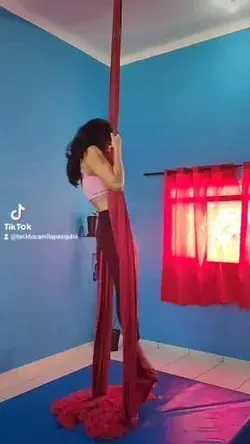 Subida da mulher maravilha e prancha do crochê no Tecido Acrobático.