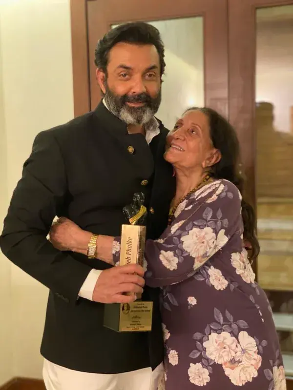 Bobby Deol with mom Prakash at dpiff 2021