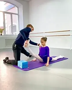 Yana Chirkina wearing Zidans purple ballet dancewear outfit for kids.