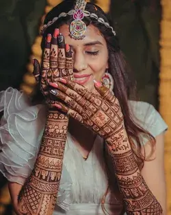 Loving her intricate & unique henna ❤.