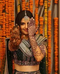 Solo Mehendi Poses Ideas for Brides