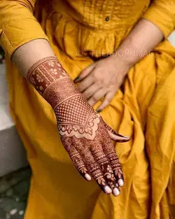 Simple bridal mehndi designs.