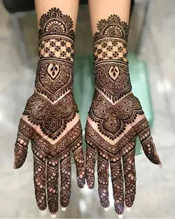 Detailed mehndi design for functions💚!