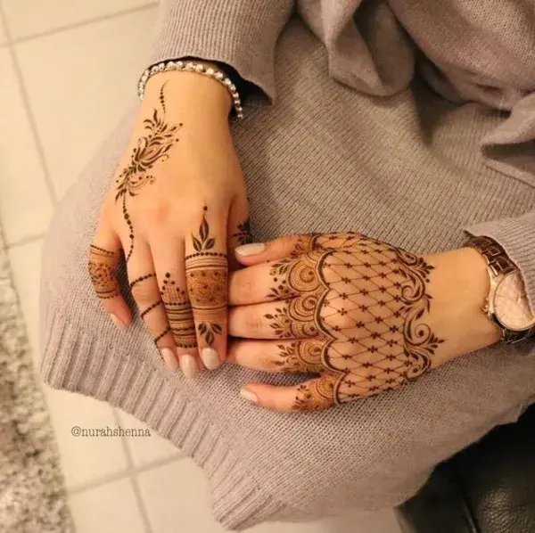 Arabic Mehandi is best known for its beautiful flowery and leafy trail that flows from the index fin