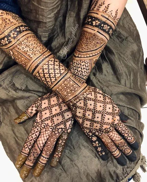 Bridal #henna on hands.