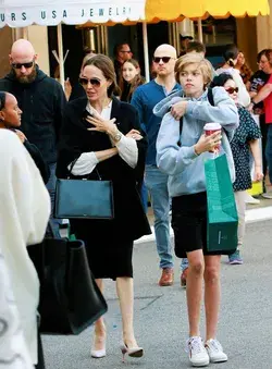 Анджелина Джоли с дочерью Шайло на прогулке в Лос-Анджелесе