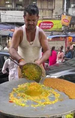 We’re on the streets of India for a traditional stew made on the spot! Would you try some? 🔥🤷🏽‍♂️