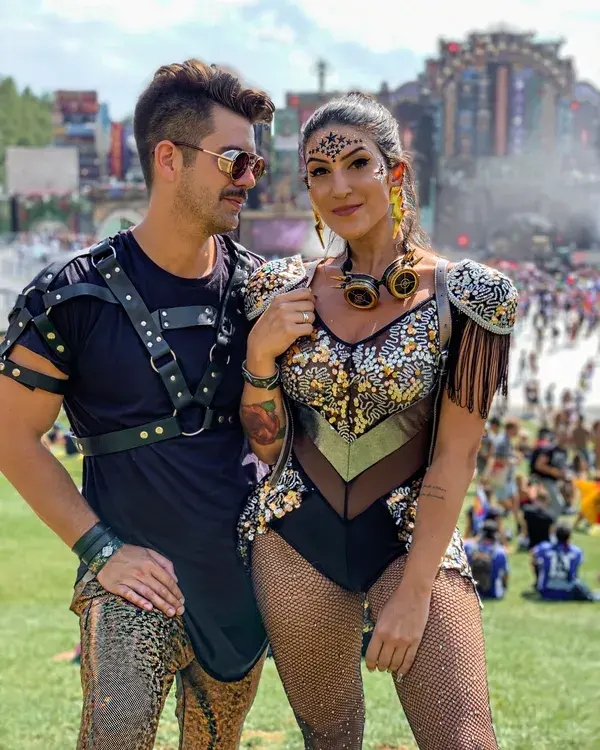 Kelly Gale and Joel Kinnaman kissing at Burning Man