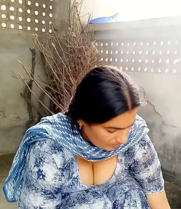 Desi Aunty Huge Milky Boobs Cleavage