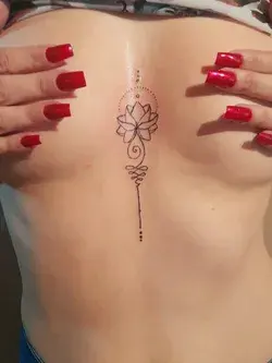 tatuagem entre os seios