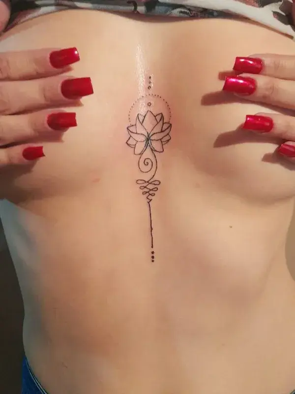 tatuagem entre os seios