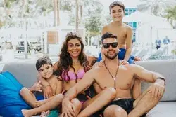 Juliana Paes compartilha fotos da viagem em família e declara: “Estou com os homens da minha vida!”