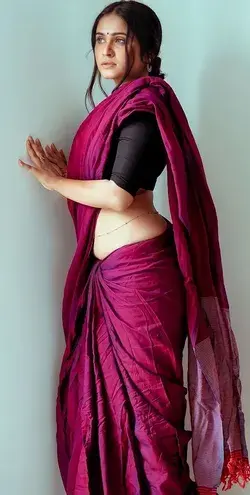 Beautiful Indian desi bhabhi in red saree HD Wallpaper