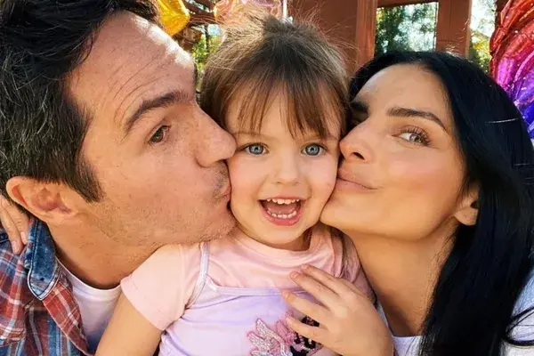 ¡Orgullosos papás! Aislinn y Mauricio celebran los 4 años de Kailani