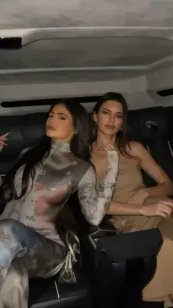 Kylie Jenner & Kendall Jenner