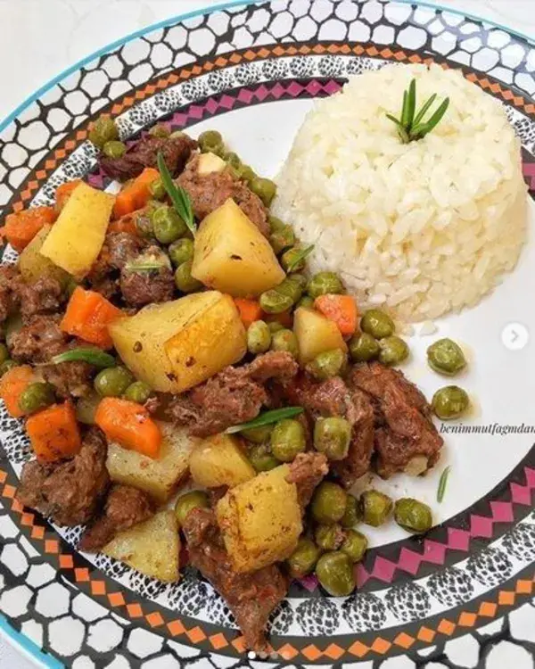 Rice and vegetables .. Potatoes, peas and carrots