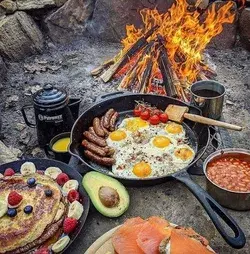 DON'T YOU LOVE THE SMELL OF MORNING CAMPING BREAKFAST?? 😋😋