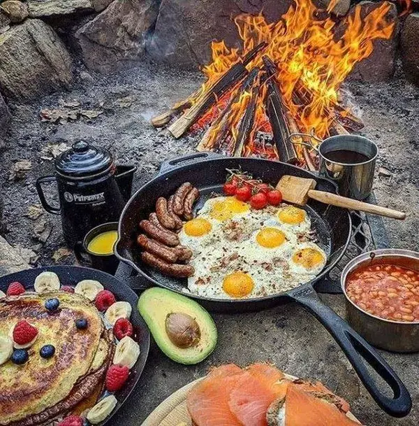 DON'T YOU LOVE THE SMELL OF MORNING CAMPING BREAKFAST?? 😋😋