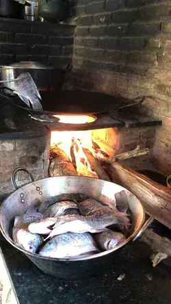 O almoço já está sendo preparado aqui na roça diretamente do fogão a lenha