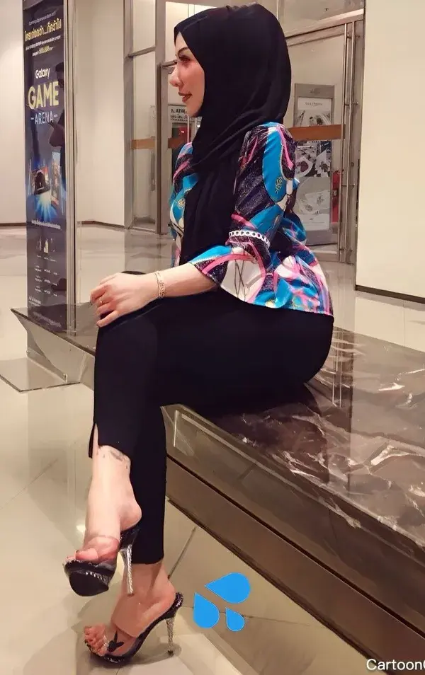 Hijab arab feet