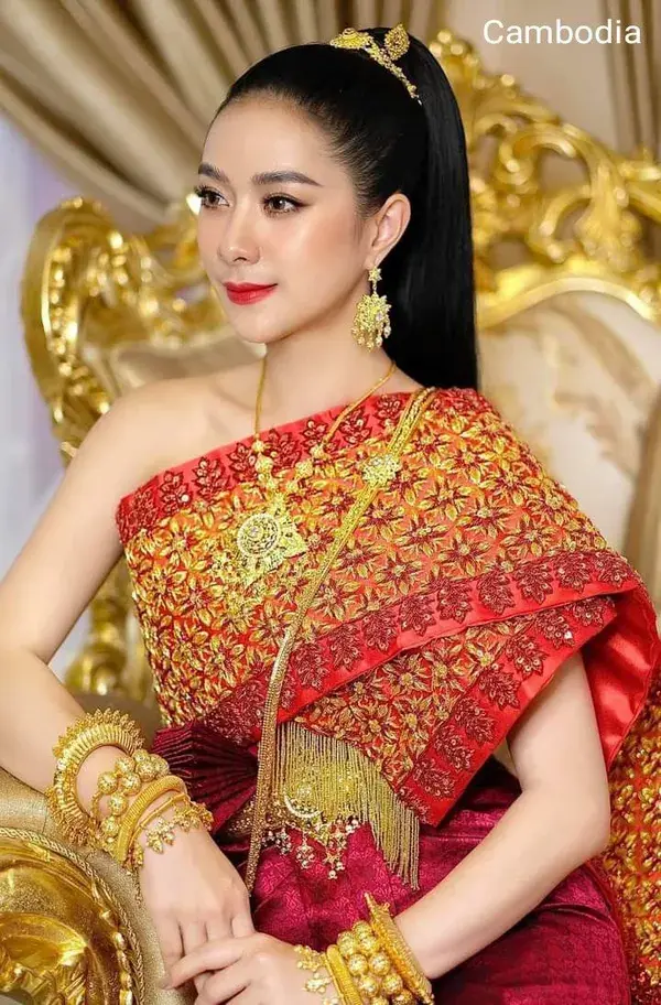 Sbai Khmer The reign of King Sihanouk.🇰🇭 Beautiful Khmer women with traditional clothes.