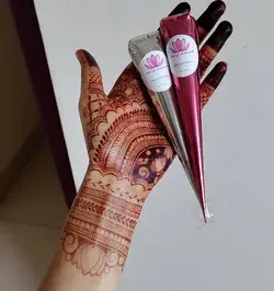 Unique and dark bridal mehandi stain.