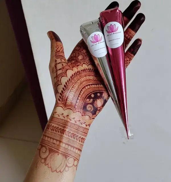 Unique and dark bridal mehandi stain.