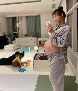 LEE EUNSAEM ( PREGNANCY PICTURE)